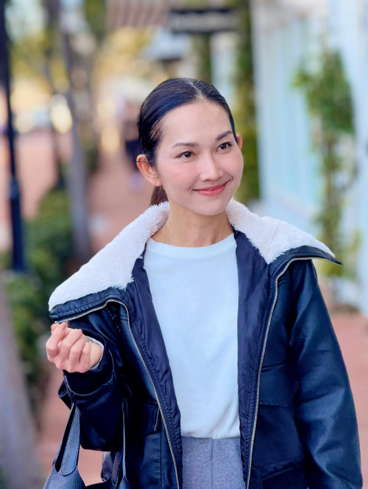 Nữ diễn viên Việt ngoài 40 tuổi hiện tại ở Mỹ có nhan sắc ra sao? Kim Hiền tiết lộ vào thứ 7, cô dành thời gian cho gia đình nhỏ sau một tuần bộn bề công việc. Đây cũng là lúc nữ diễn viên sống chậm lại để tận hưởng những khoảnh khắc bình yên. “Nhìn thấy con vui, lòng mình cũng rộn ràng theo”, cô viết trên trang cá nhân