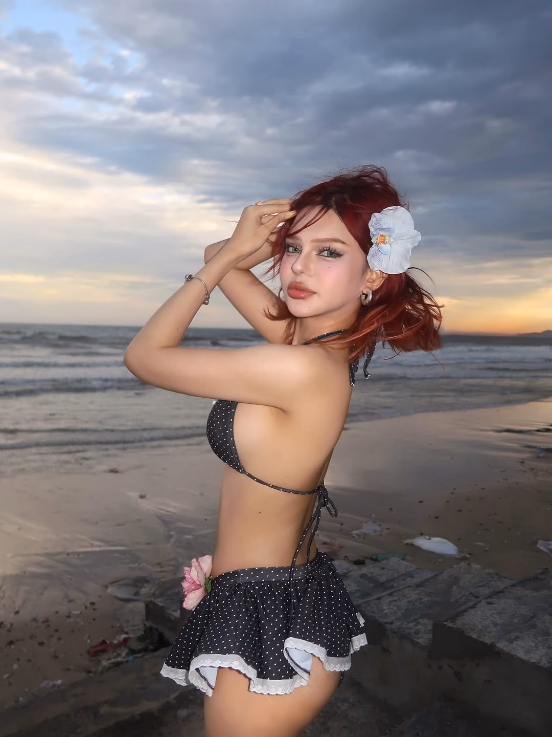 Nữ hoàng dao kéo Đan Thy khoe body rực rỡ trong ảnh bikini đi biển