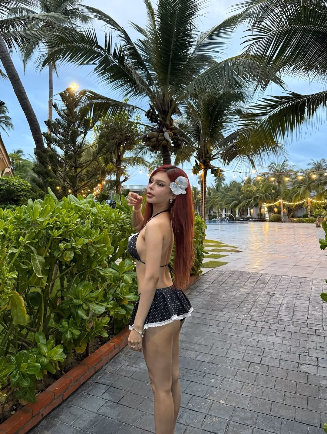 Nữ hoàng plástic surgery khoe body chuẩn với loạt ảnh bikini