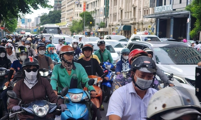 Nữ rider ngã tử vong sau va chạm với xe bồn ở vòng xoay Mê Linh Dòng xe ùn tắc qua hiện trường vụ tai nạn. Ảnh: Đình Văn