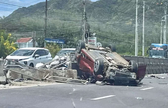 Ô tô 4 chỗ lật ngửa trong vụ tai nạn trên Quốc lộ 1 ở Nha Trang