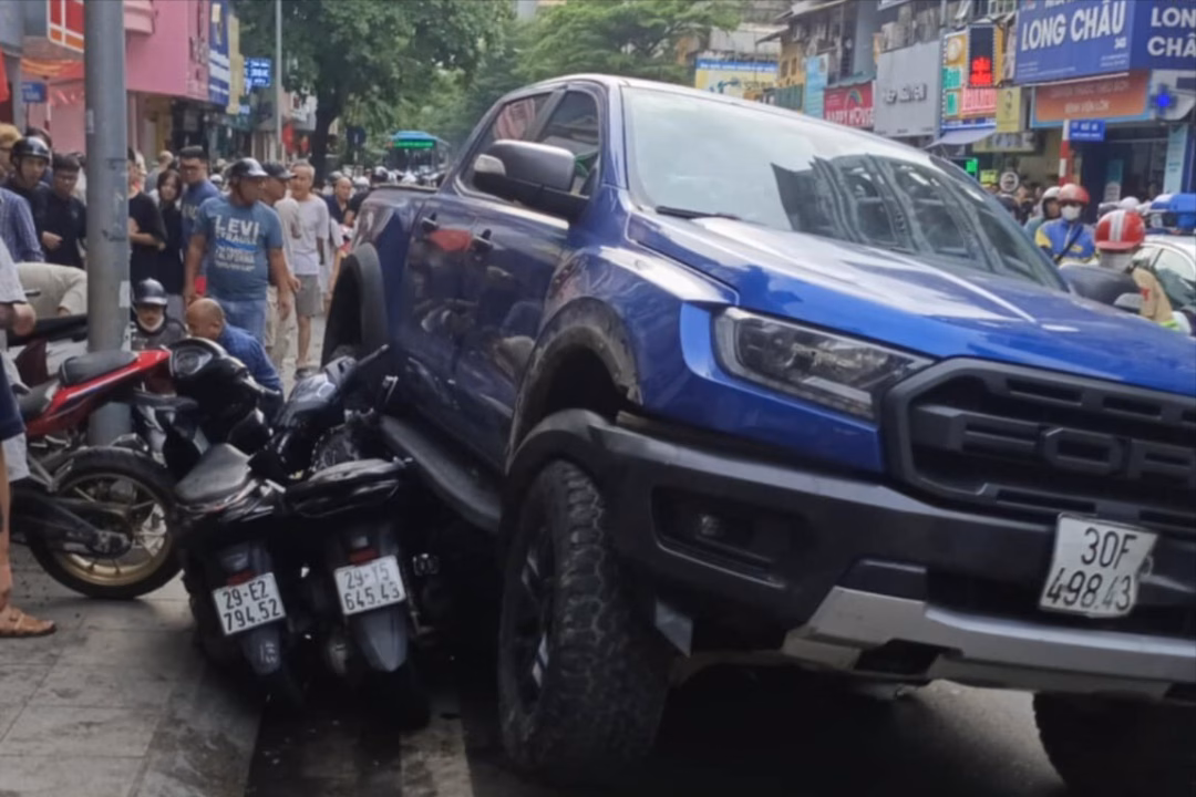 Ô tô tông loạt xe máy, một người bị thương nặng trên phố Khâm Thiên