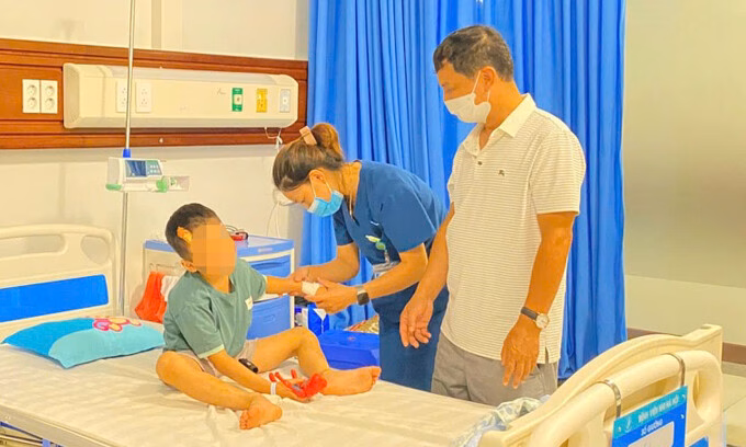 Ôtô đâm loạt xe máy, 1 người chết, 2 anh em ruột bị đa chấn thương rất nặng