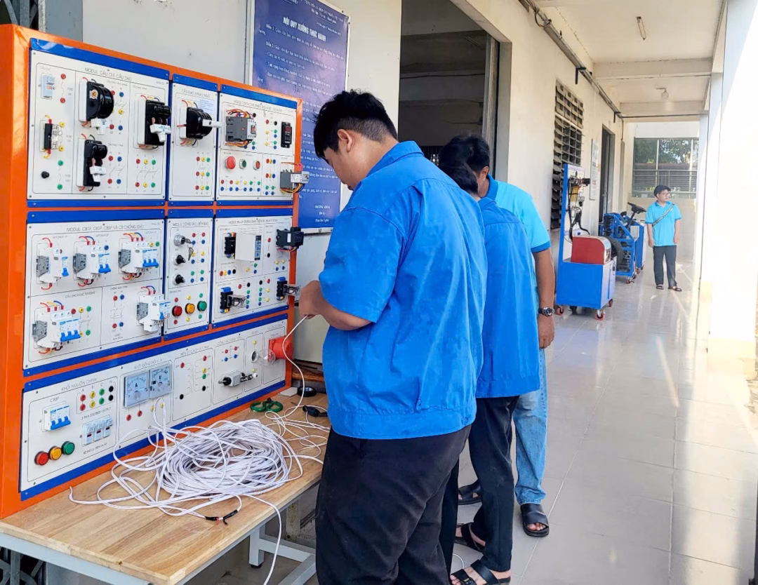Học sinh Trường Trung cấp Nghề Dân tộc nội trú An Giang (tỉnh An Giang) trong một buổi học thực hành. Ảnh: NTCC.