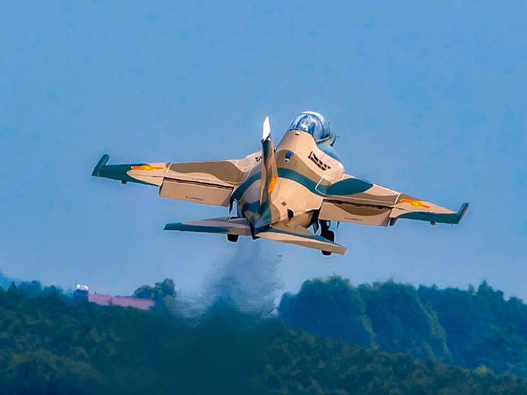 Máy bay Yak-130 cất cánh tại sân bay Kép - Ảnh: ĐINH ĐỒNG