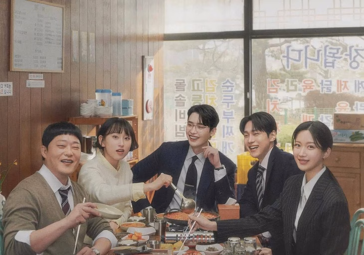 Phim của Lee Jong Suk gây sốt toàn cầu Những bữa ăn của nhóm bạn trong phim làm liên tưởng đến Hospital Playlist - Ảnh: tvN