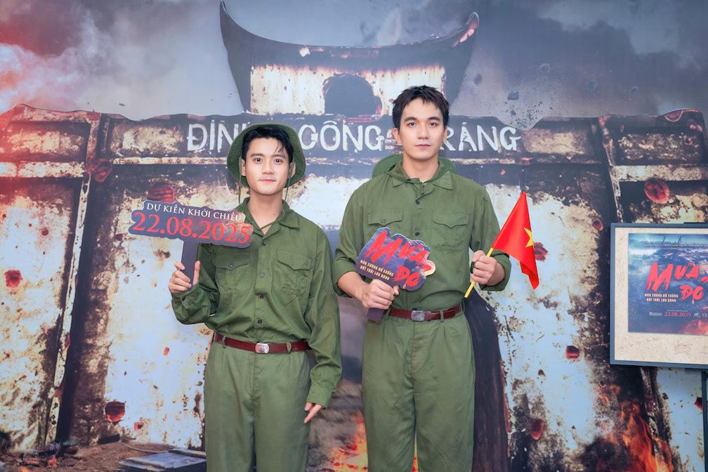 Đỗ Nhật Hoàng (phải) tự hào khi được đảm nhiệm 1 trong những vai chính trong phim.
