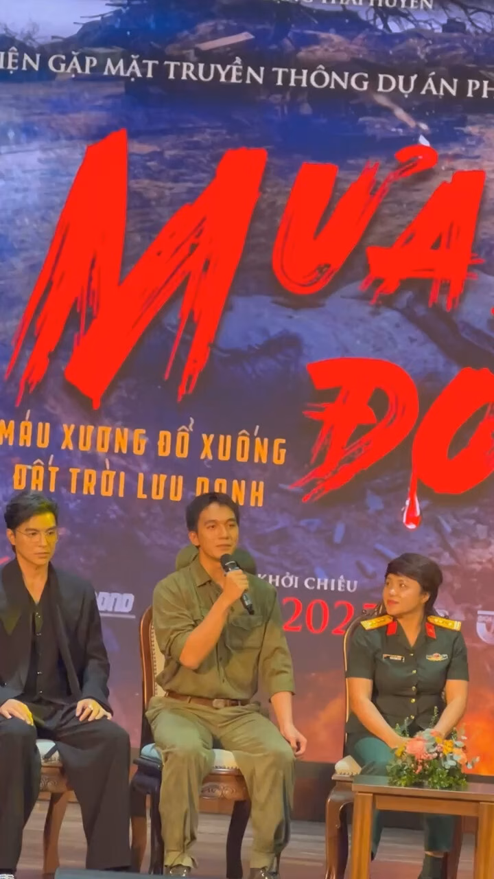 Diễn viên Đinh Thúy Hà (áo dài hồng) vào vai bà Nguyễn Thị Bình trong phim.