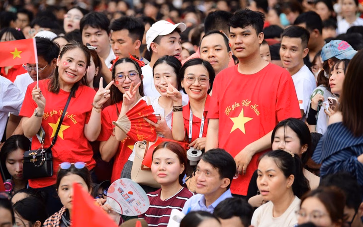 Phó chủ tịch nước tôn vinh thợ lò có thành tích nổi bật trong khai thác mỏ hầm lò Một thợ lò nhận danh hiệu anh hùng lao động, phó chủ tịch nước dành lời khen đặc biệt - Ảnh 4.