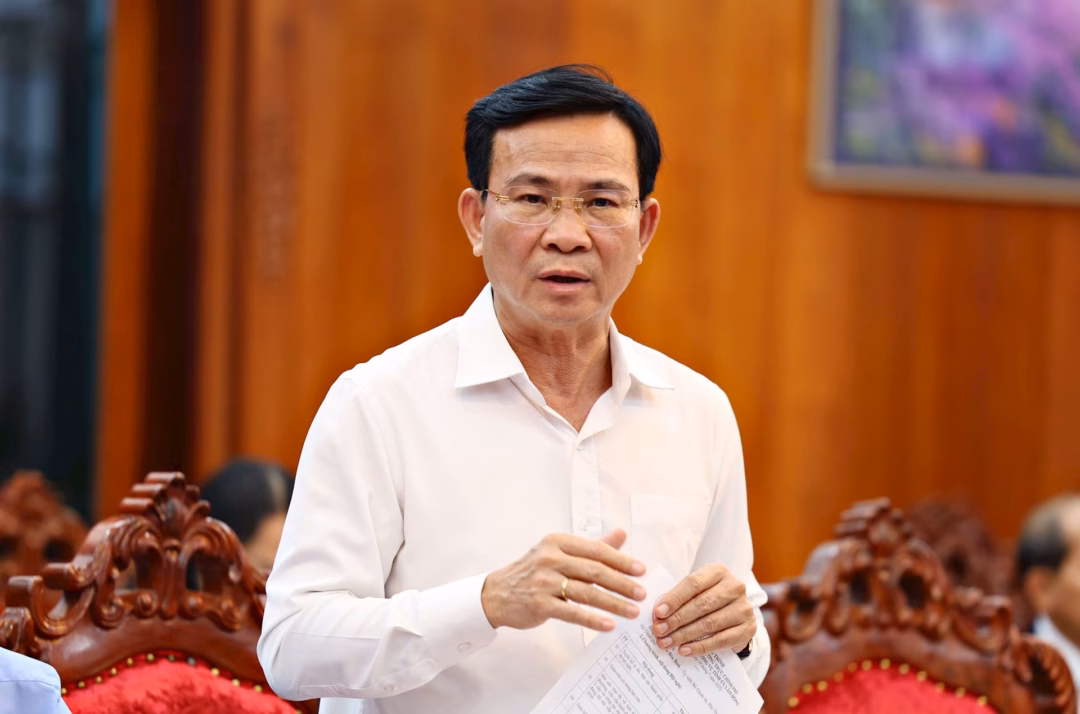 Phó Bí thư Tỉnh uỷ, Chủ tịch UBND tỉnh Lâm Đồng Hồ Văn Mười báo cáo đoàn công tác của Chính phủ những thuận lợi, khó khăn cần tháo gỡ trong quá trình vận hành bộ máy chính quyền địa phương 2 cấp