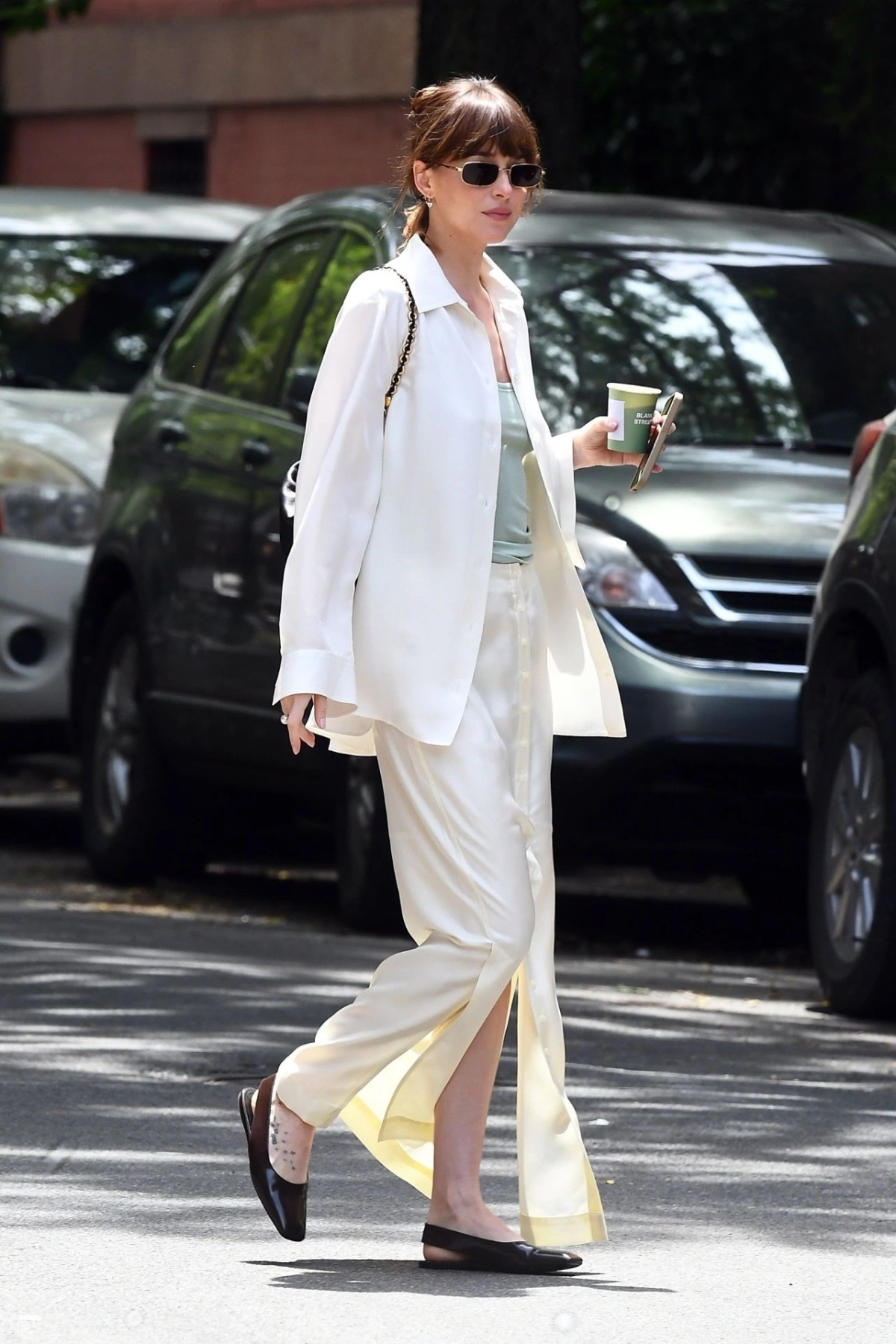 Phong cách hè đơn giản mà ‘đỉnh của chóp’ của Dakota Johnson