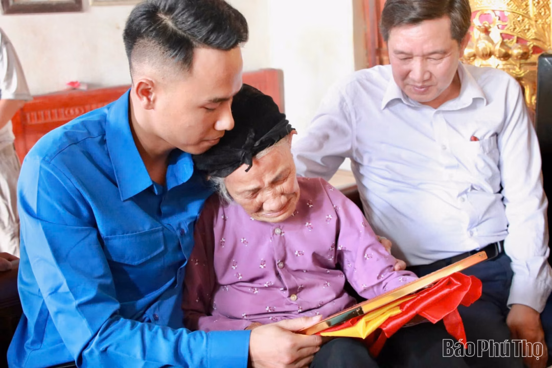 Phú Thọ: Người trẻ phục chế ảnh liệt sĩ, lay động trái tim người mẹ già