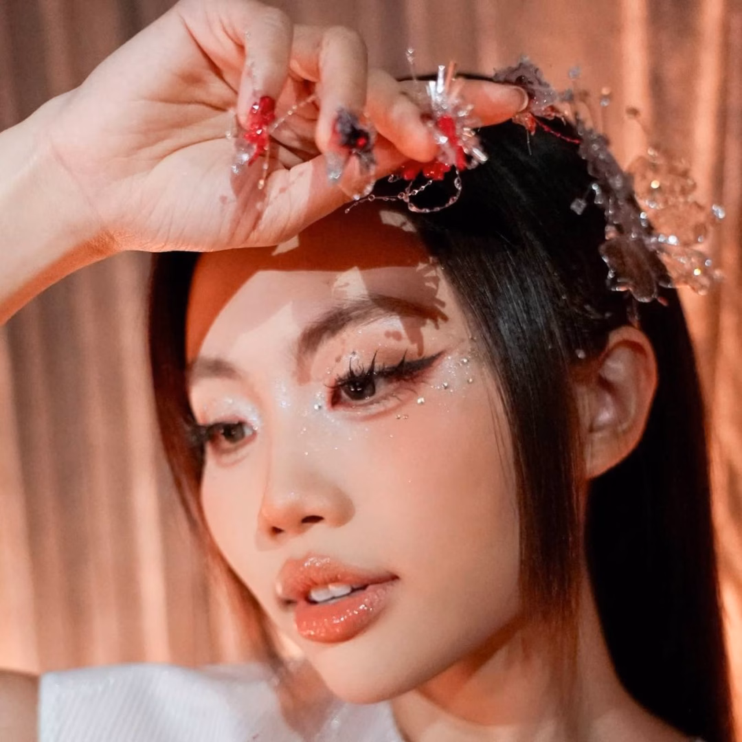 Phương Mỹ Chi diện váy Việt lộng lẫy tại chung kết Sing! Asia Tạo hình đậm chất “nàng tiên tương lai” của Phương Mỹ Chi.