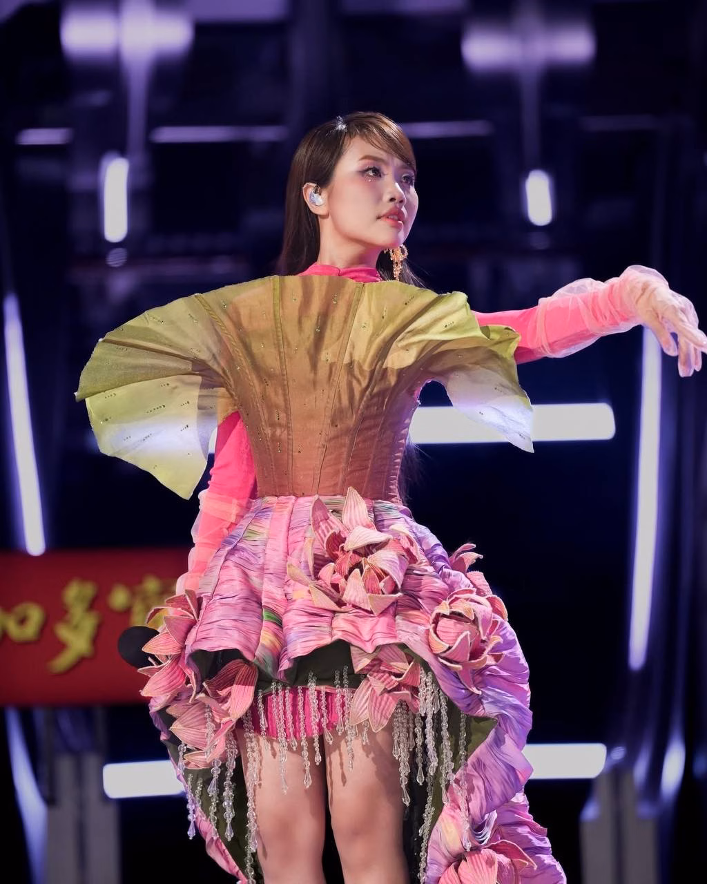 Phương Mỹ Chi diện váy Việt tại Sing! Asia, khoe vẻ đẹp dân tộc châu Á Thời kỳ đẹp nhất của Phương Mỹ Chi- Ảnh 7.