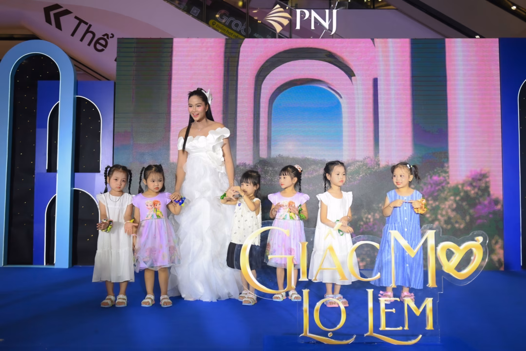 PNJ tổ chức Ngày hội Giấc Mơ Lọ Lem: Nâng niu giấc mơ cho trẻ em gái yếu thế Khi trình diễn, có em còn khá rụt rè, ngại ngùng nhưng với sự gần gũi, hỗ trợ của nàng hậu các em trở nên tự tin hơn