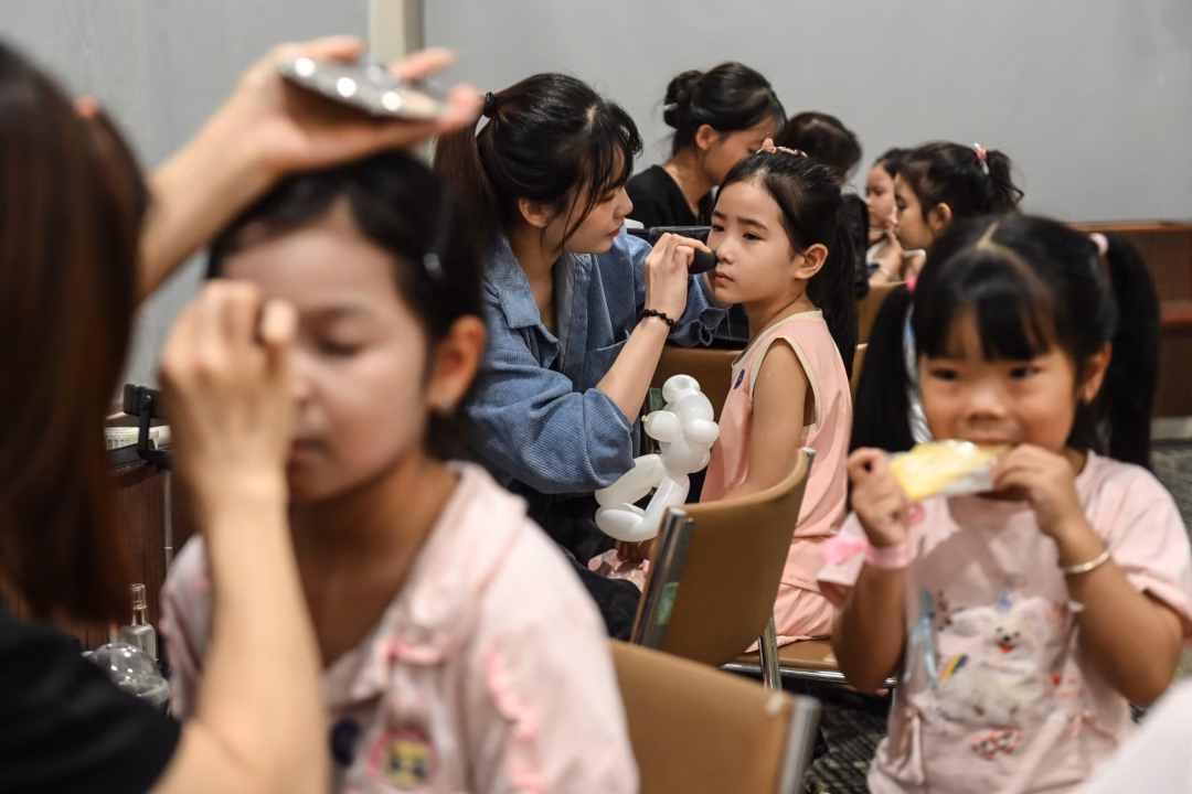 PNJ tổ chức Ngày hội Giấc Mơ Lọ Lem: Nâng niu giấc mơ cho trẻ em gái yếu thế Bà Lê Thị Hoàn (60 tuổi) chia sẻ: "Bố mẹ cháu phải đi làm để lo cho các cháu, nên hôm nay tôi đồng hành cùng các cháu tới đây, với mong muốn nhìn thấy cháu tỏa sáng trên sân khấu. Lần đầu tiên thấy các cháu được trang điểm đẹp, mặc váy xinh và vui vẻ đến vậy"