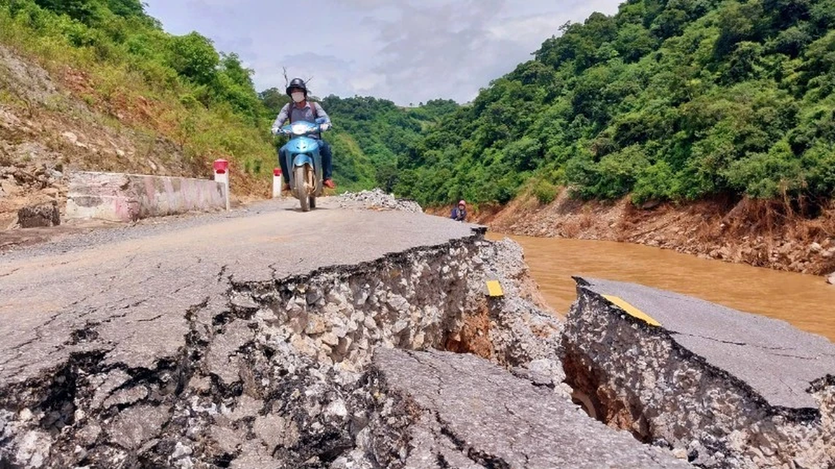 [Ảnh] Nghệ An: Đường tỉnh 543D bị sạt lở nghiêm trọng do mưa lũ