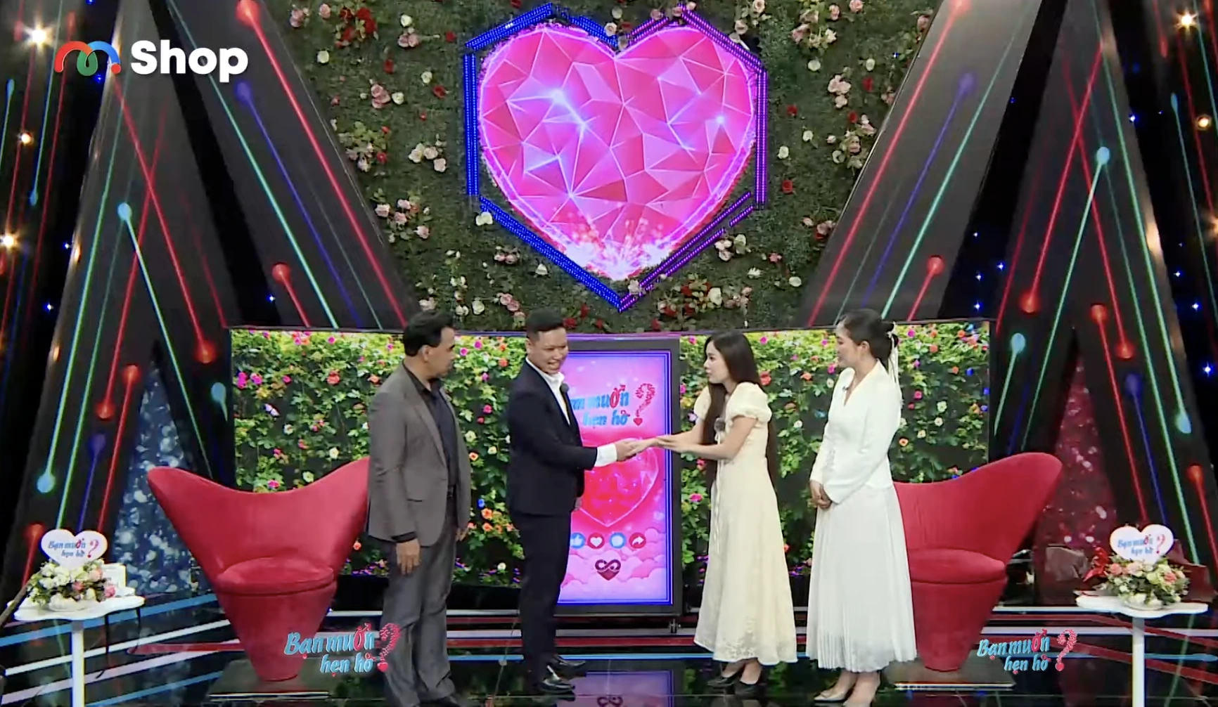 Quang Huy – Trúc Nhã bấm nút hẹn hò sau khi MC Quyền Linh trao lời cầu hôn Quang Huy và Trúc Nhã được se duyên thành công khiến hai MC vui mừng