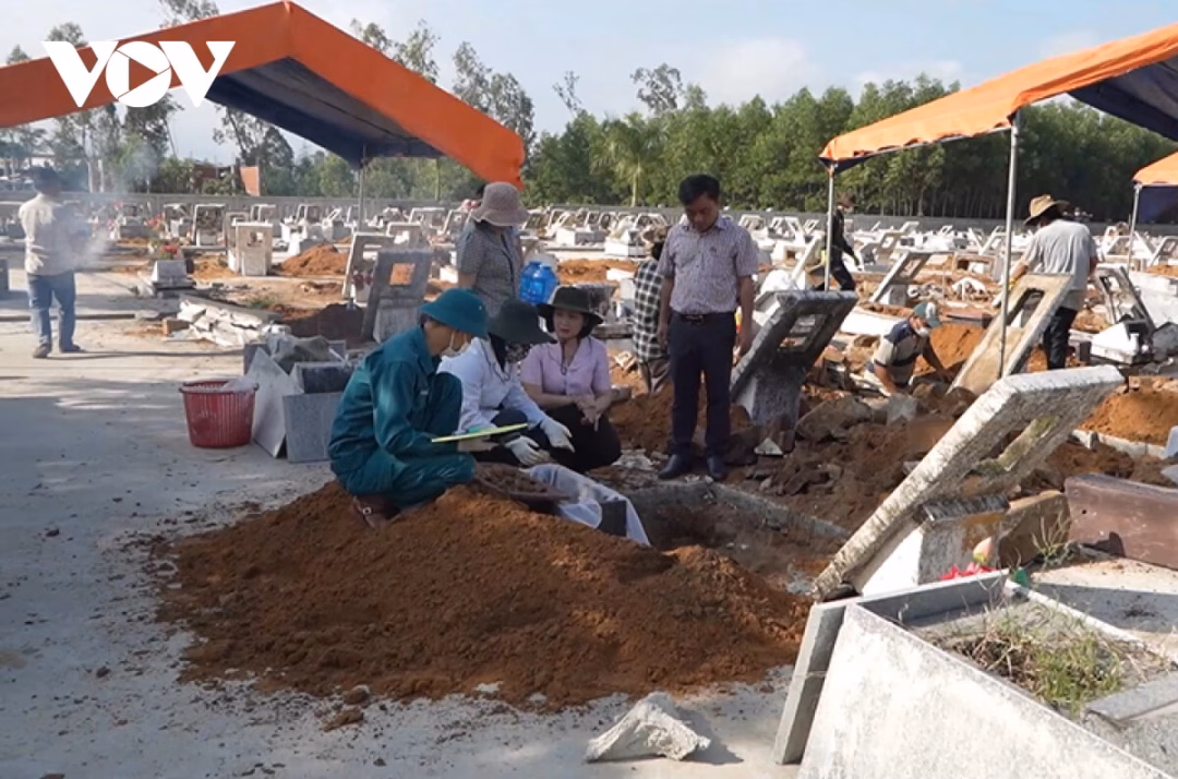 Cán bộ Bộ Chỉ huy quân sự tỉnh Quảng Ngãi tích cực tìm kiếm, quy tập hài cốt liệt sĩ