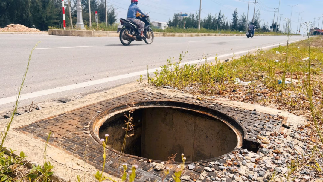 Lực lượng chức năng xã Cam Hồng cắm biển cảnh báo cho người tham gia giao thông. Ảnh: T. Đức.