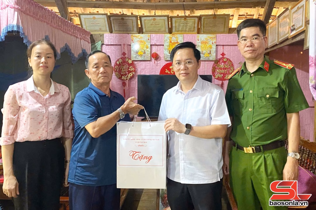 Quỳnh Nhai tri ân 23 thương binh, bệnh binh và thân nhân người có công Đoàn công tác xã Quỳnh Nhai thăm, tặng quà gia đinh thương binh Lù Văn Sâm, tiểu khu 1.