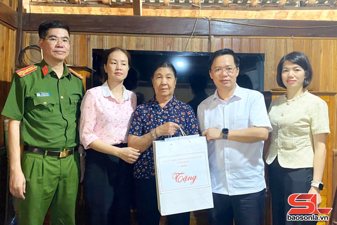 Quỳnh Nhai tri ân 23 thương binh, bệnh binh và thân nhân người có công Đoàn công tác xã Quỳnh Nhai thăm, tặng quà thương binh Lò Hồng Sơn, tiểu khu 5