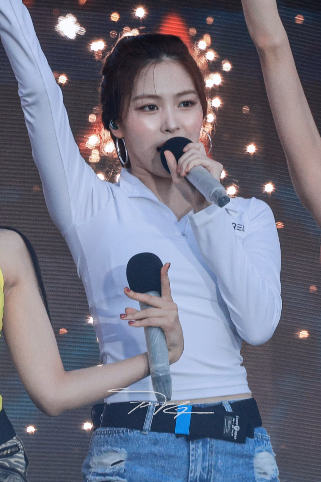 Ryujin ITZY gây sốt với outfit kín đáo tại Waterbomb Layout makeup tông cam đào cùng kiểu tóc tết giúp nữ idol thêm phần xinh đẹp, hút mắt.