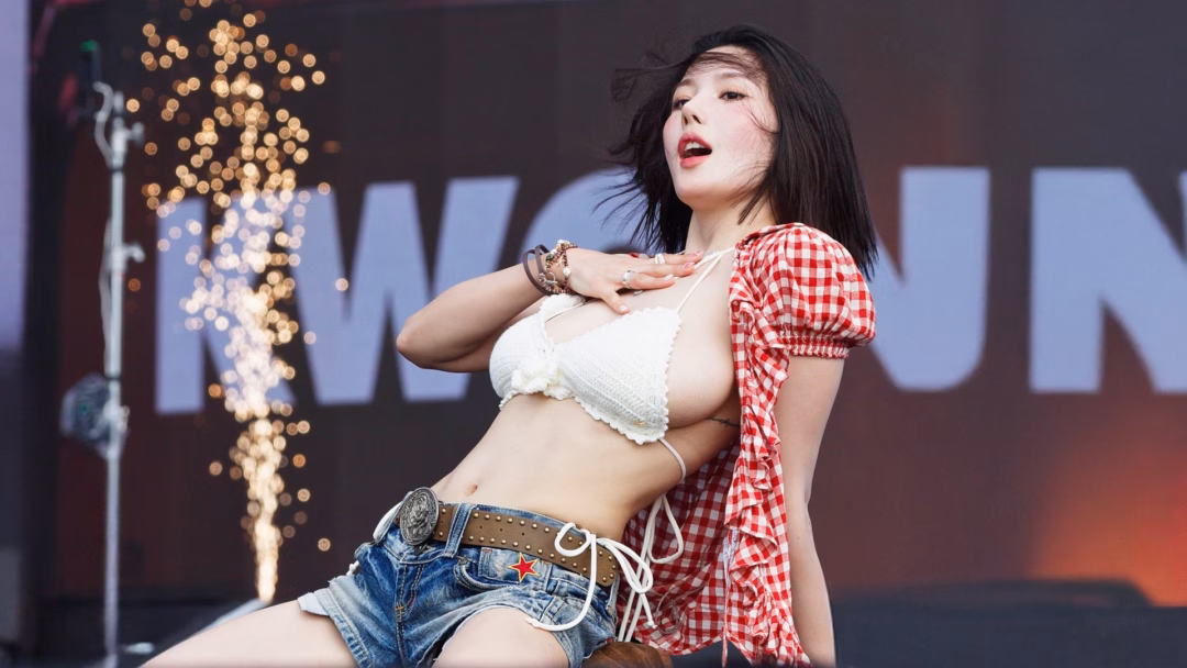 Ryujin ITZY gây sốt với outfit kín đáo tại Waterbomb 1 sao nữ không mặc hở tại Waterbomb- Ảnh 15.