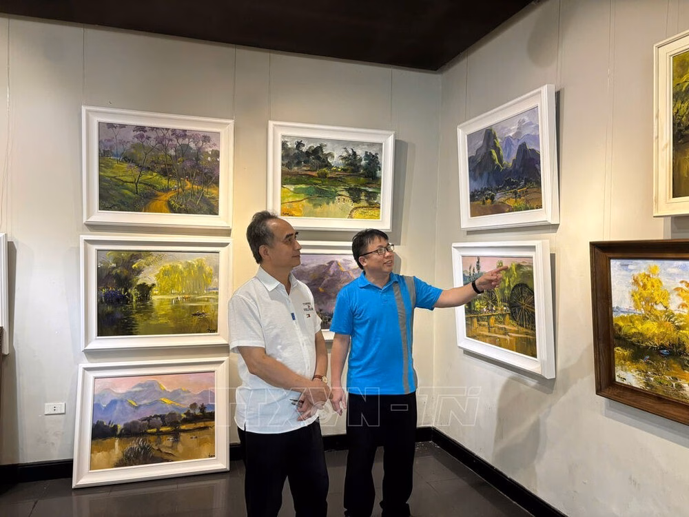 Không gian làng quê yên bình trong tranh của họa sĩ Quỳnh Thơm. Ảnh: Báo Chính sách & Cuộc sống