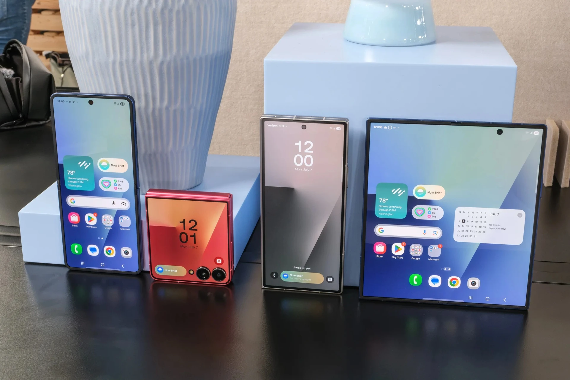 Samsung gặp thách thức với điện thoại gập mới trước đối thủ Trung Quốc Galaxy Z Fold 7 và Galaxy Z Flip 7 chưa có điểm đột phá so với thế hệ trước. Ảnh: Bloomberg.