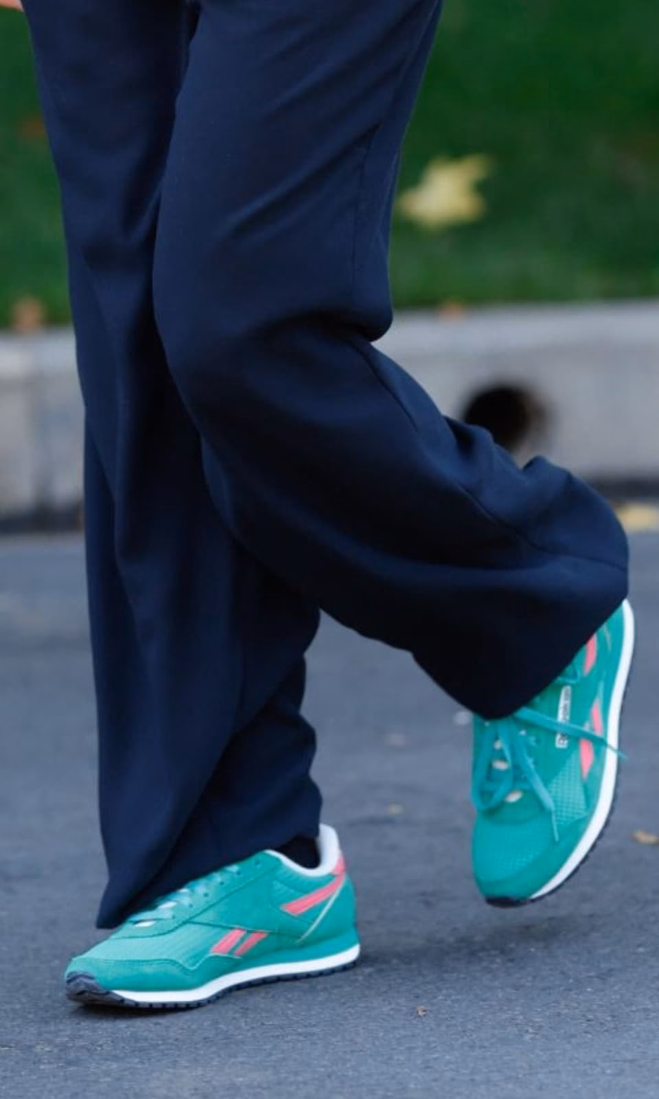 Sao nữ Hollywood đua nhau khoe style mùa hè Sofia Richie Grainge wearing retro rebook sneakers
