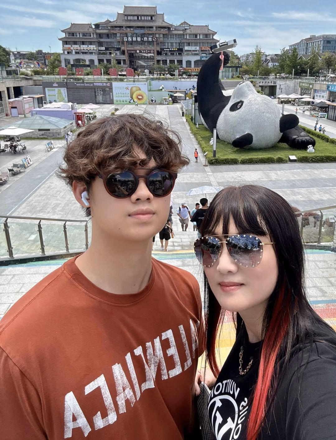 Sao Việt chia sẻ khoảnh khắc thư giãn và vui chơi Diễn viên Hiền Mai tận hưởng chuyến du lịch, tham quan thành phố Thành Đô, Trung Quốc cùng con trai Tony.