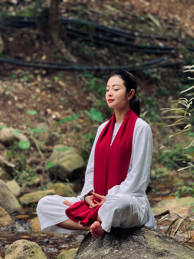 Hoa hậu Jennifer Phạm tìm về an yên với thiền và đọc sách.
