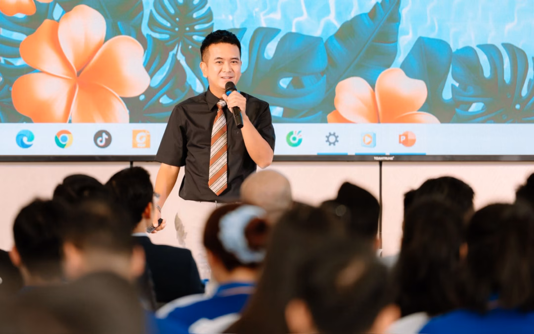 Hùng Thuận làm diễn giả một sự kiện, tư vấn mọi người cách xây dựng thương hiệu cá nhân trong lĩnh vực bất động sản.