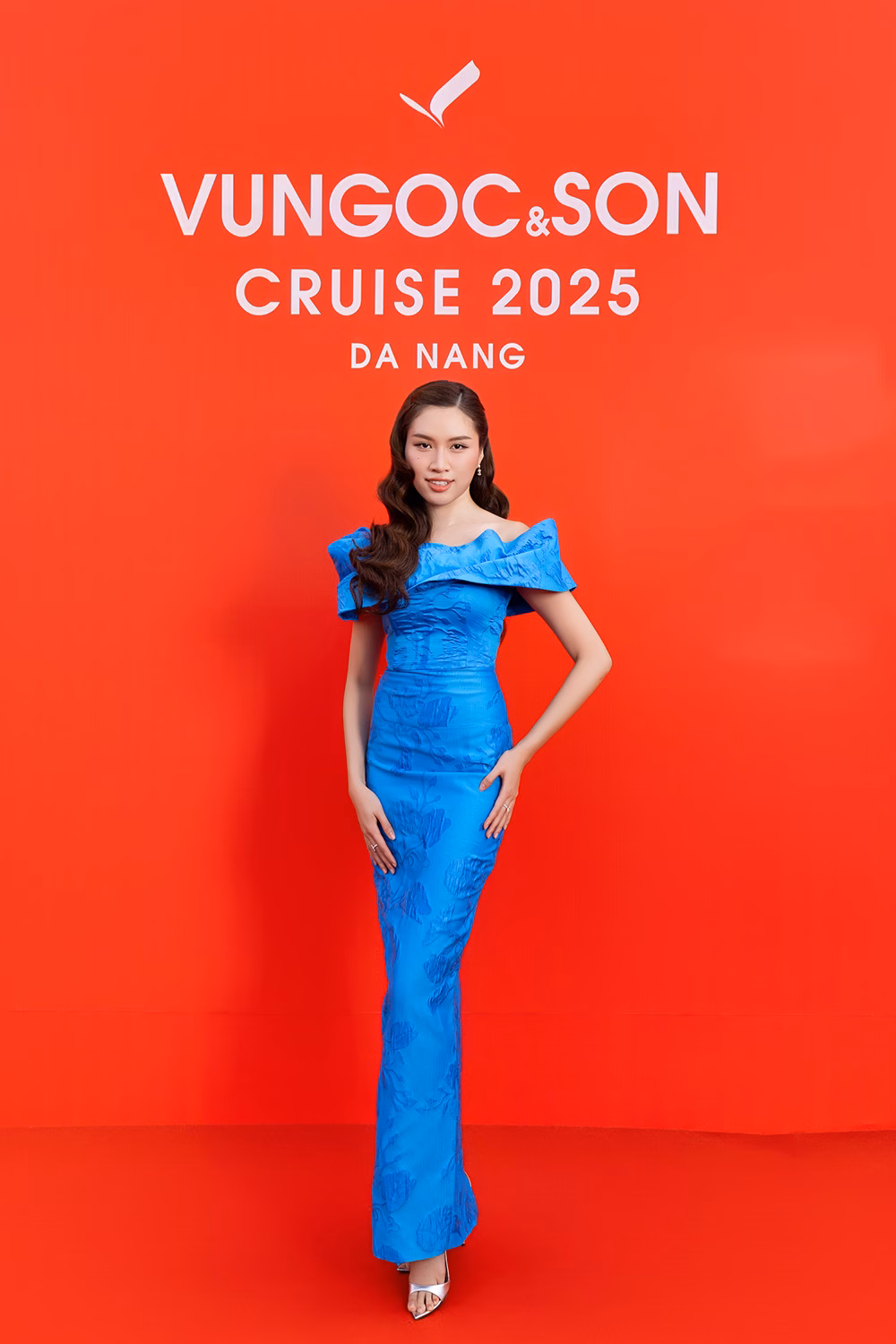 Show diễn VUNGOC&SON Cruise 2025: Thiên hà 별빛 tỏa sáng bên sông Hàn MC Thanh Thanh Huyền diện đầm xanh form dáng bodycon, làm nổi bật cơ thể thon gọn