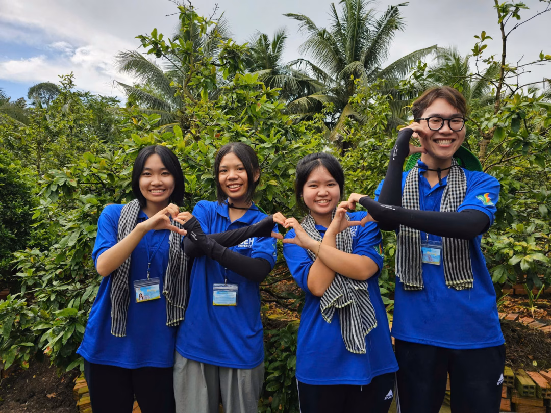 Sinh viên Đại học Kinh tế TP.HCM thắp sáng đường quê, truyền cảm hứng học tập cho em nhỏ