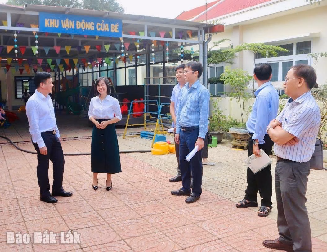Đoàn công tác của Sở Giáo dục và Đào tạo cùng lãnh đạo xã Krông Ana kiểm tra hoạt động tại Trường Mầm non Họa Mi.