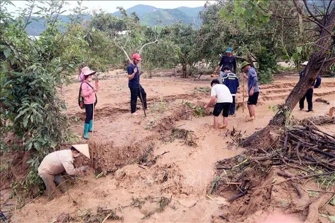 Khu vực do lũ ống, lũ quét gây ra khiến nhiều đất đá, cây vùi lấp các nạn nhân. Ảnh: Quang Quyết - TTXVN.