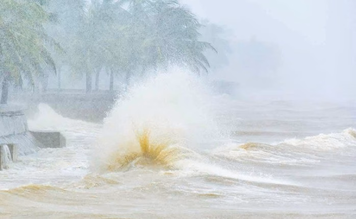 Sóng biển cao che lấp ‘bàn tay khổng lồ’ ở Hải Tiến Sóng biển dâng cao, đánh vào bờ kè biển Hải Tiến