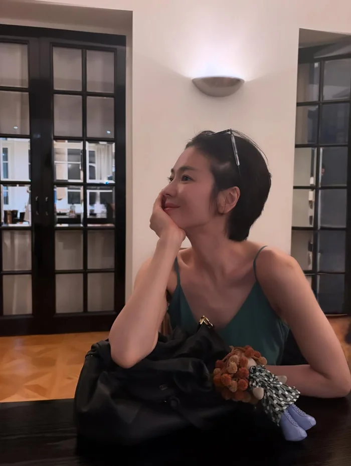 Song Hye Kyo khéo khoe bờ vai quyến rũ. Ảnh: IGNV