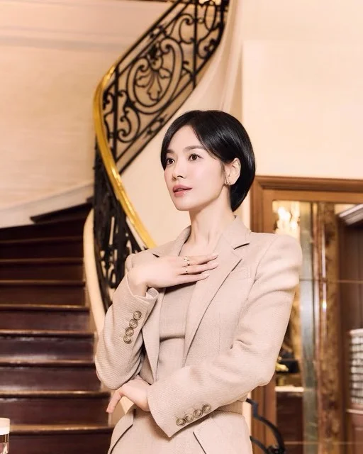 Song Hye Kyo khéo khoe bờ vai quyến rũ. Ảnh: IGNV