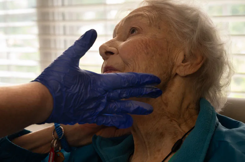Sự kiện tôn vinh vẻ đẹp bên trong và ngoài cho người cao tuổi tại Kansas Patricia receives a careful touch of blush to complement her lipstick. Photo credit Julian Schnittker.