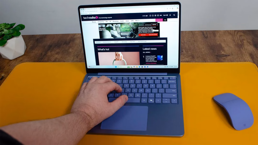 Surface Laptop 13 inch – Mỏng nhẹ, tiện lợi nhưng hiệu năng có đủ đáp ứng? Tuy nhiên, máy chỉ được trang bị hai cổng USB-C, một cổng USB-A và jack tai nghe 3.5 mm. Không có Thunderbolt 4 hay đầu đọc thẻ nhớ là hạn chế với người dùng chuyên nghiệp.