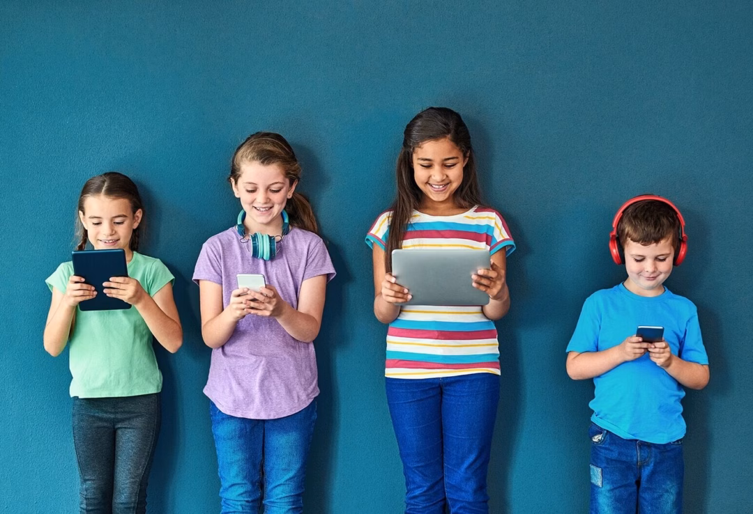 Tác hại của việc cho trẻ em dùng smartphone và mạng xã hội từ sớm