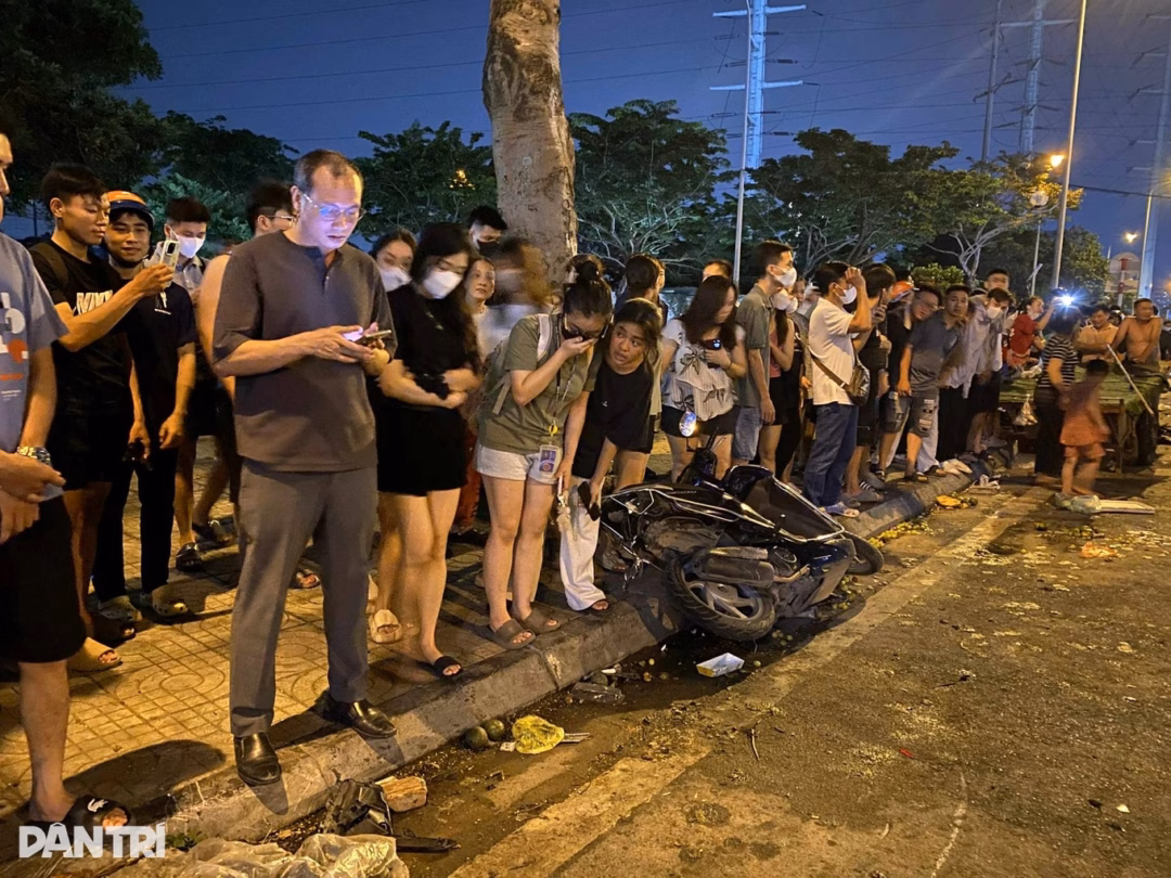 Tai nạn liên hoàn ở Hà Nội, 1 người tử vong Tại hiện trường, một chiếc xe máy kéo theo thùng xe chở hoa quả bị đâm hư hỏng (Ảnh: Sơn Nguyễn).