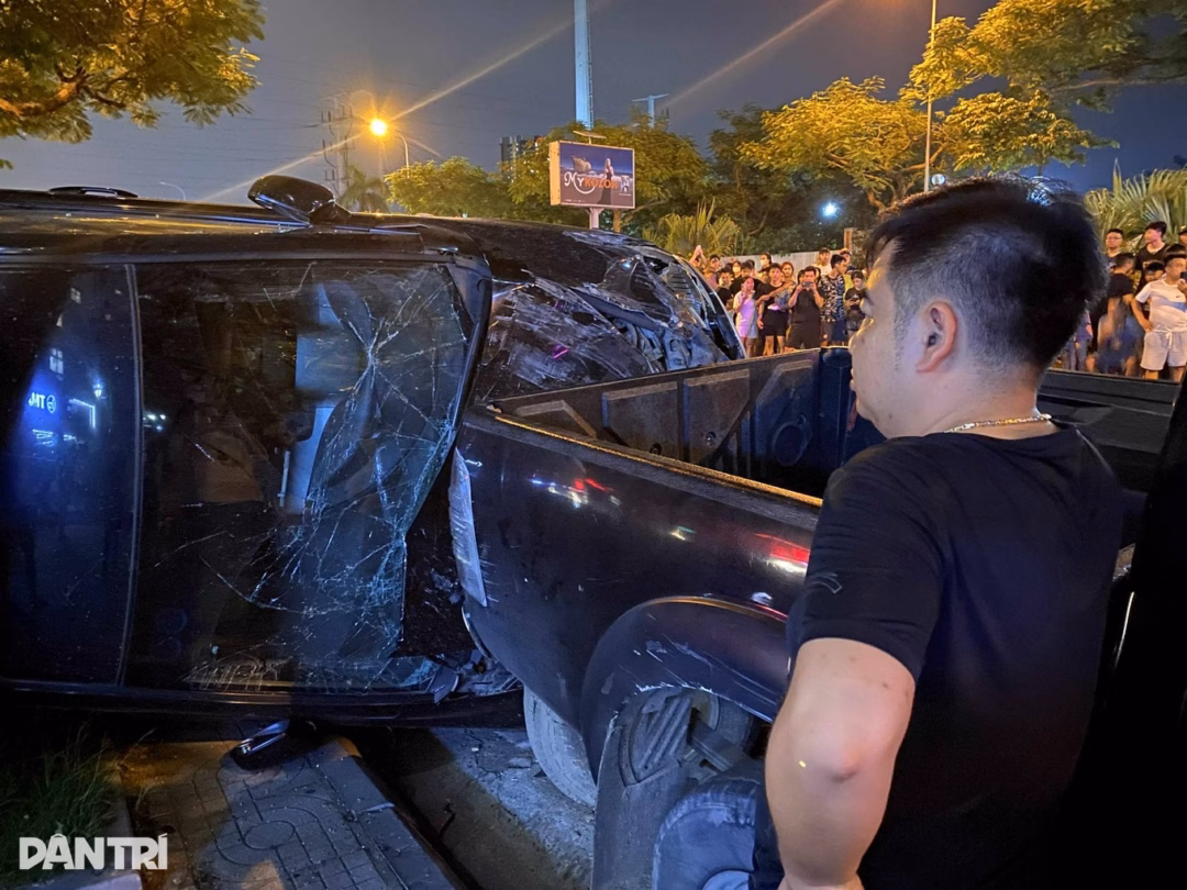 Tai nạn liên hoàn ở Hà Nội, 1 người tử vong Một trong 3 chiếc ô tô bị lật nghiêng sau cú va chạm liên hoàn (Ảnh: Sơn Nguyễn).