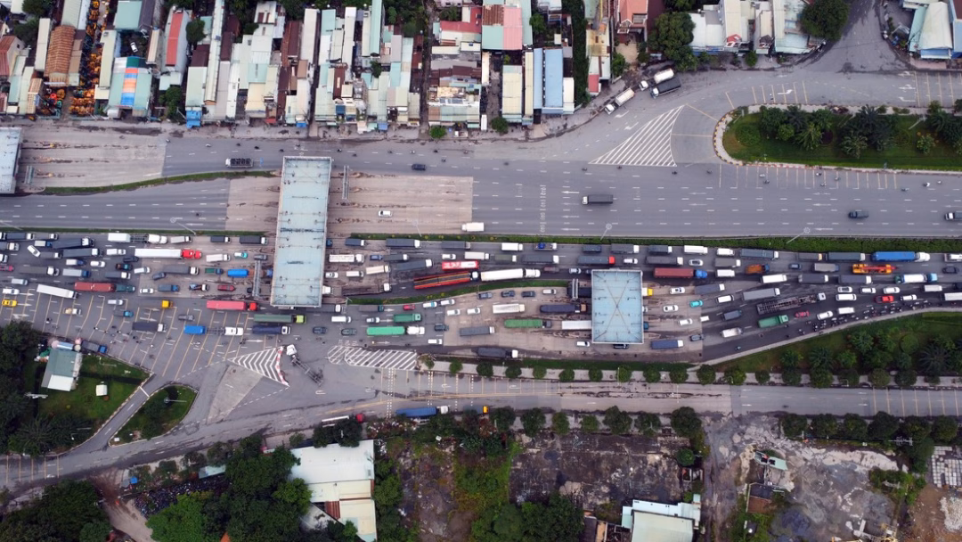 Tái thiết kế lộ trình để giảm ùn tắc quanh cầu vượt Tân Vạn Dòng xe dồn ứ tại trạm thu phí cũ trên quốc lộ 1 (phường Trấn Biên, Đồng Nai). Có thời điểm ghi nhận được 7-8 làn xe chen chúc nhau trên đường