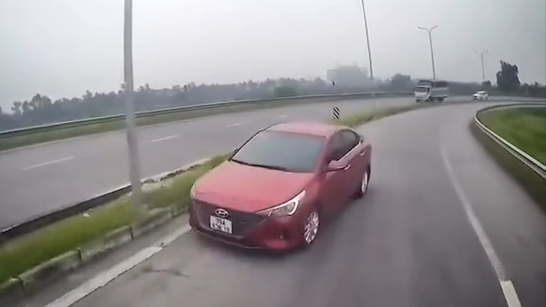 Tài xế Hyundai Accent chạy ngược chiều trên cao tốc bị phẫn nộ, kêu gọi xử lý nghiêm
