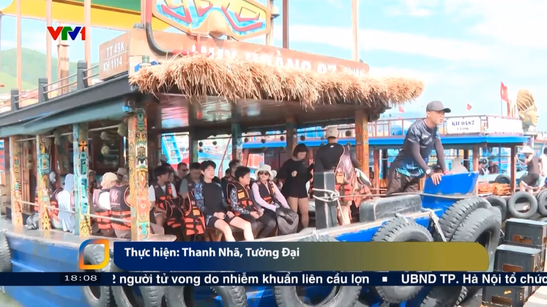 Tàu du lịch trên vịnh Hạ Long và nỗi lo mất an toàn