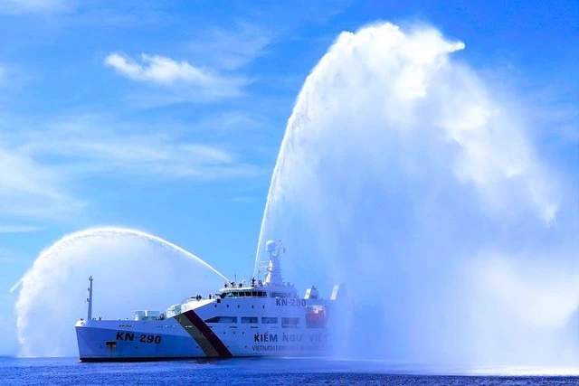 Tàu KN290 – biểu tượng sức mạnh hải quân Việt Nam Tàu KN 290 diễn tập chống cháy nổ